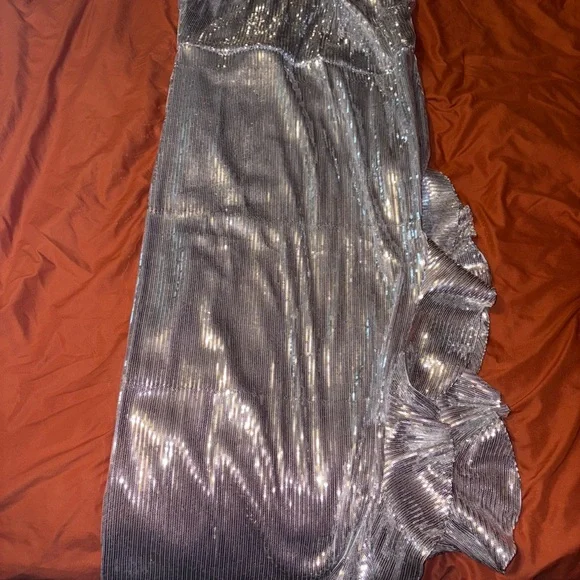Silver Sequin dress with high slit - Picture 5 of 6